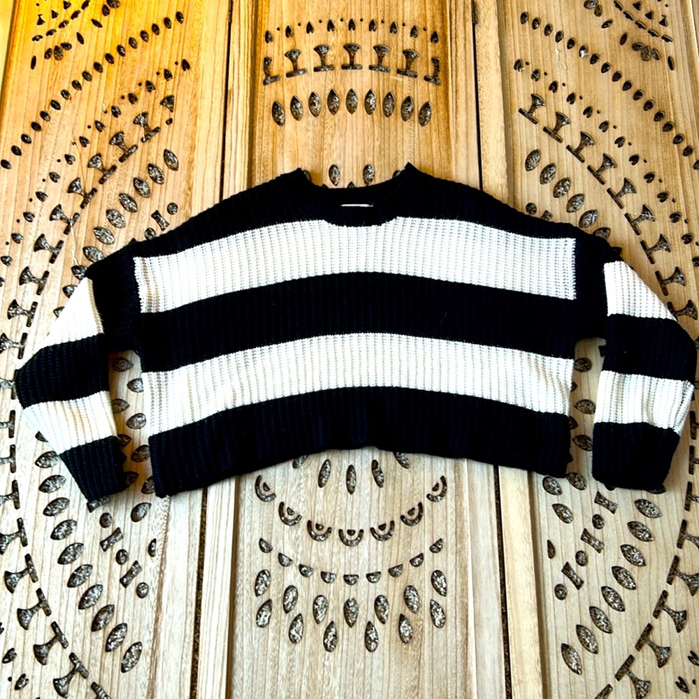 ✨NWOT black & white color block knit sweater Jessica Simpson